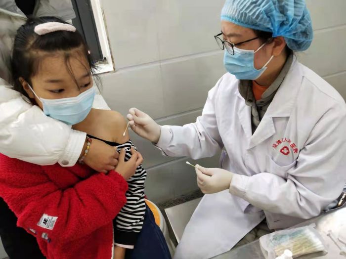 >四川经济网>市州>新闻详情医务人员正在给儿童疫苗接种疫苗接种现场