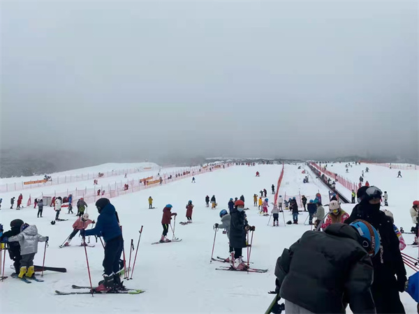 随着2022年北京冬奥会的开幕,冰雪活动持续升温,王岗坪景区滑雪场作为