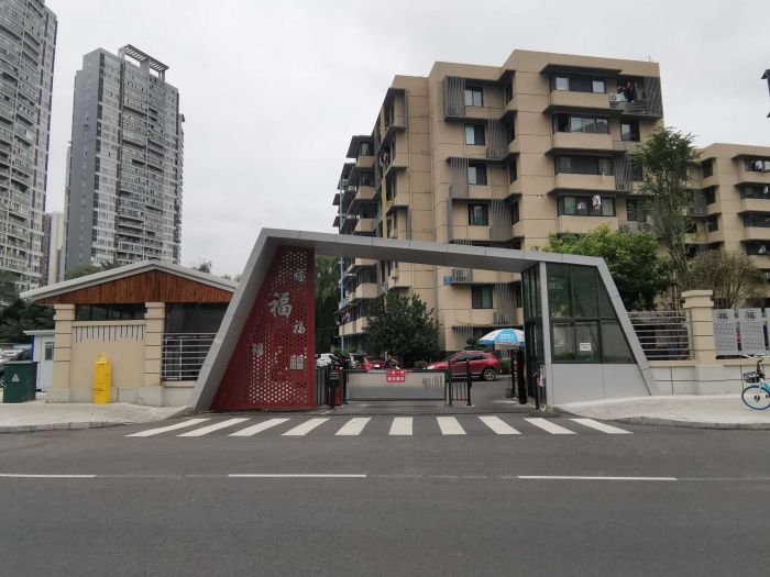 纳入成都市老旧小区改造提升工程后,五福苑对雨季内涝,外墙漏水,停车