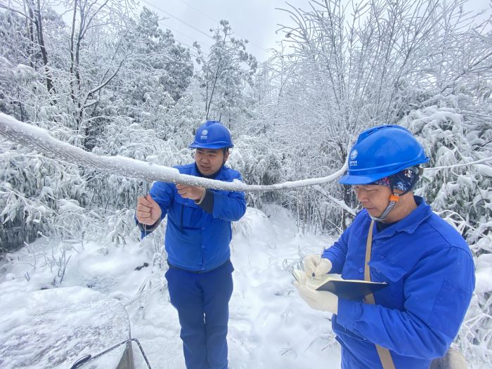 1月16日，国网四川超高压公司石林、周建宇开展输电线路覆冰监测和巡视工作。李涛摄.jpg