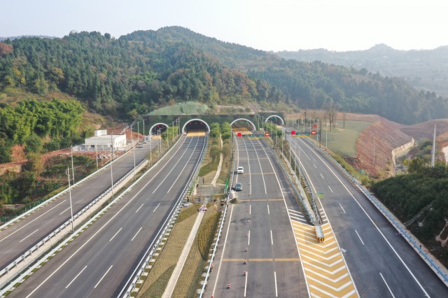 天府国际机场高速主线年底通车 从成都三环路"飚拢"机场只需半小时–