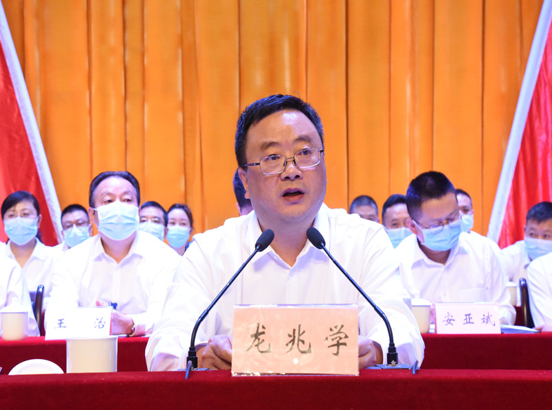 龙兆学主持开幕会