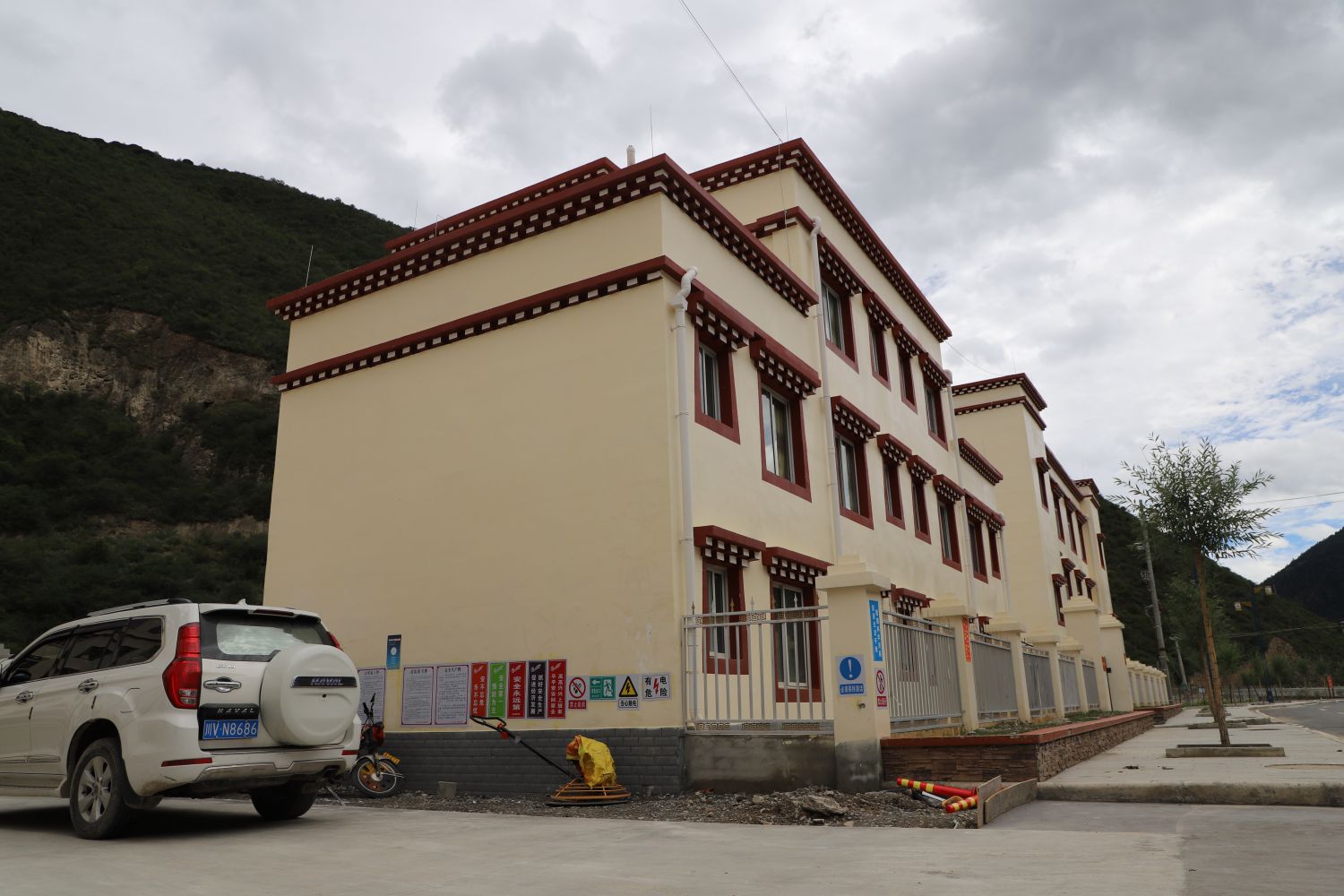 金沙乡重新修建的卫生院.JPG