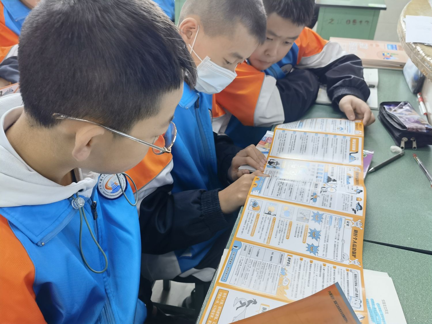 之江中学学生阅读网络安全宣传资料 (4).jpg