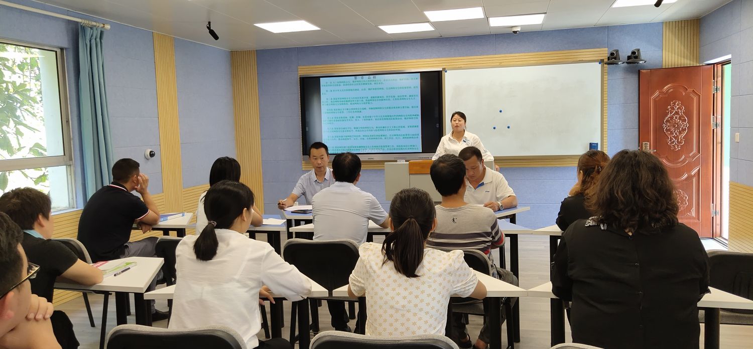 鱼洞小学网络安全法教师集中学习.jpg