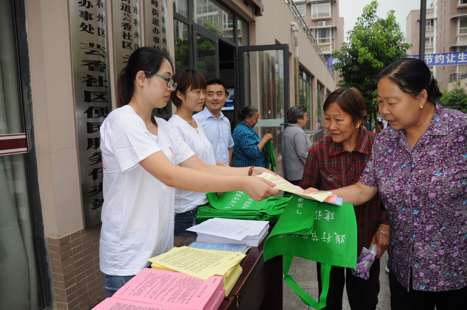 为社区居民发放环保购物袋。芸香社区供图.JPG