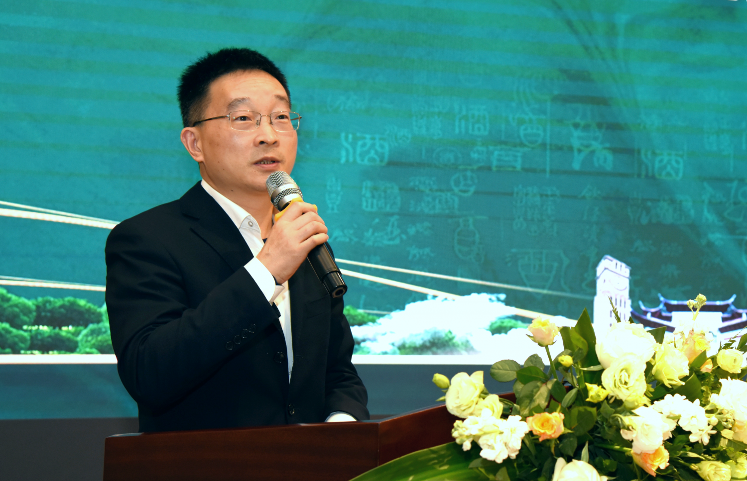 宜宾市工业和军民融合局副局长、市酒促局副局长李强介绍宜宾白酒产业相关情况.png