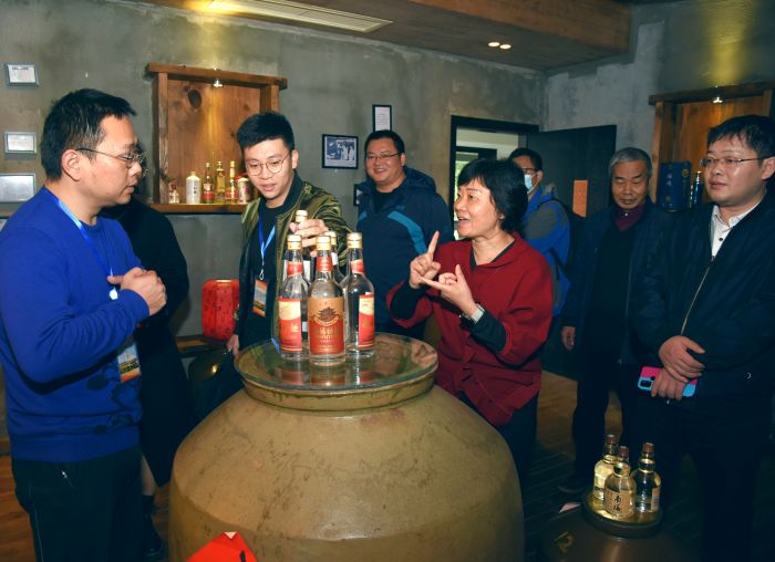恒生福董事长刘英（女）介绍酿酒工艺和产品