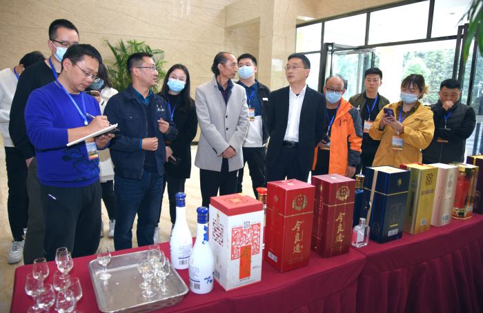 采风团一行听取今良造发展情况介绍