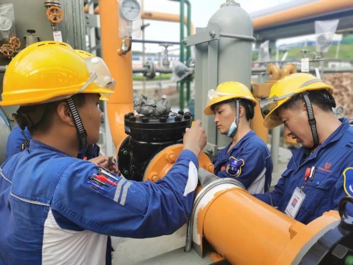 永祥新能源二期技术人员正在调试检测设备