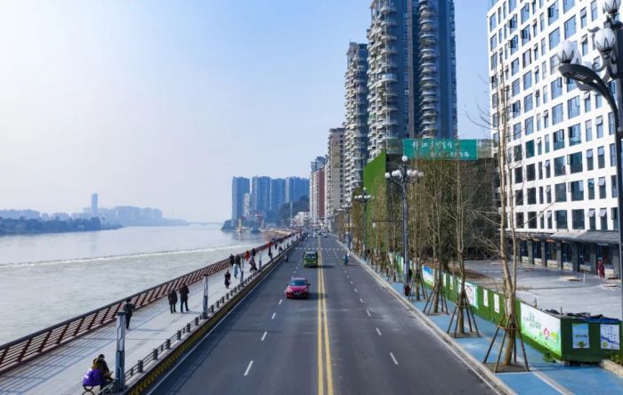 改造后的乐山中心城区滨河路宽敞通畅