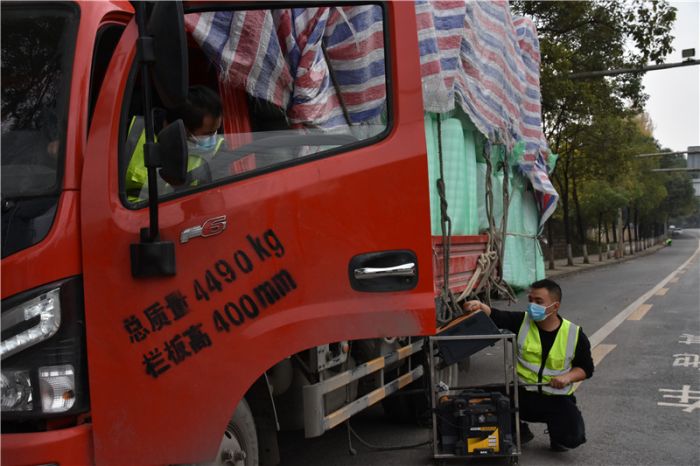 抽檢員譚興宇及團隊人員正在進行現場檢測重型柴油車。程環攝.JPG