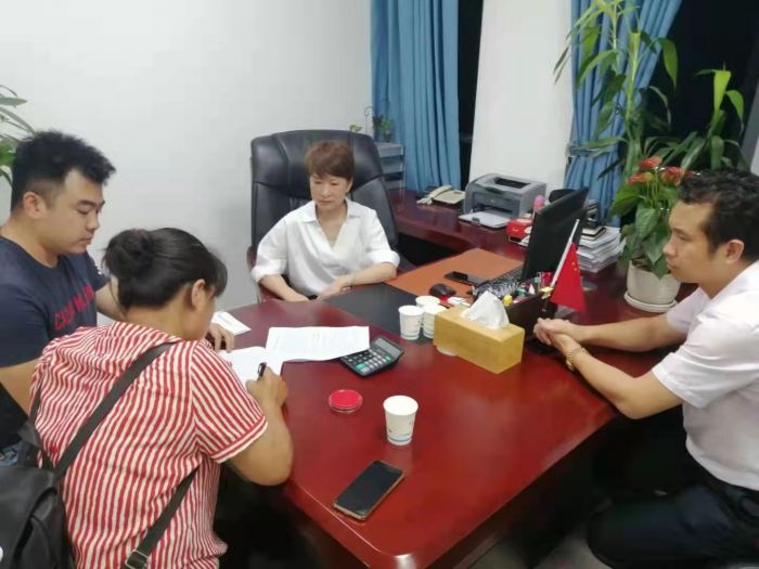 江化容（左三）正在和群众座谈