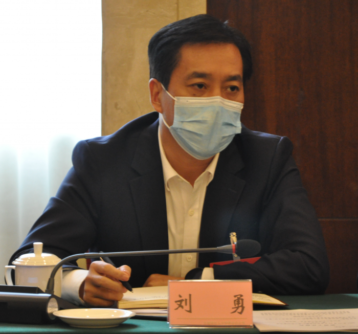 五通桥区委书记刘勇在分组讨论会上.png