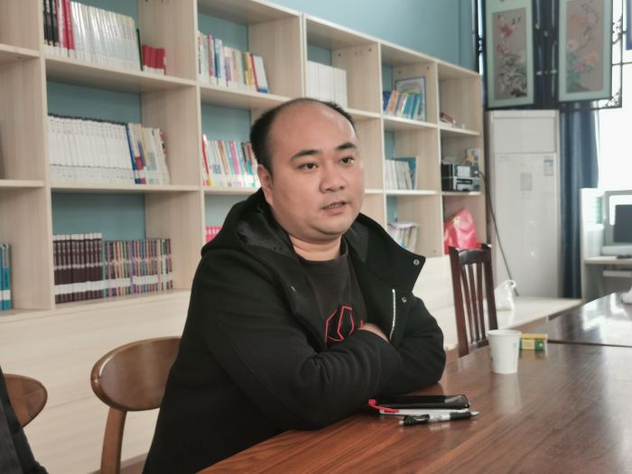 火花社区党支部书记罗会峰
