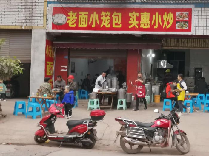 餐饮火热，工人扎堆到火花社区吃饭