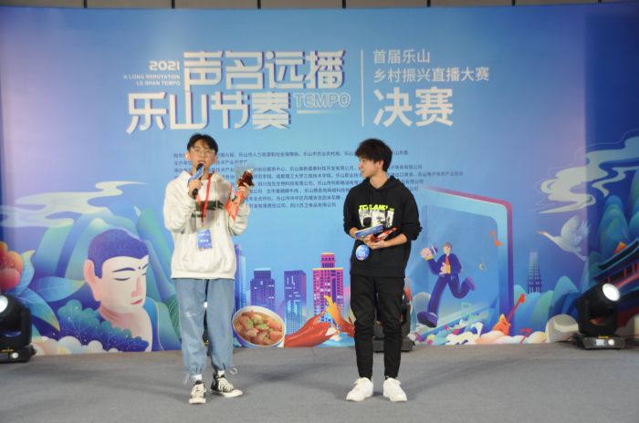 选手正在参加直播决赛