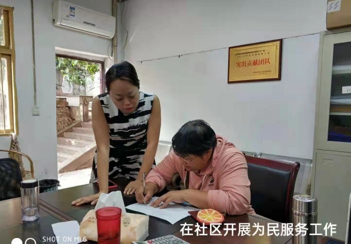 陈霞在社区工作