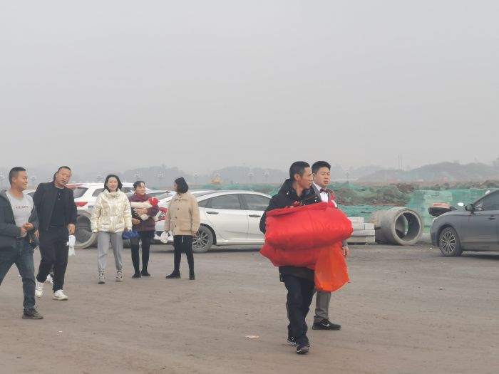 张启银背后，长江工业园正在平整土地等待大企业落户