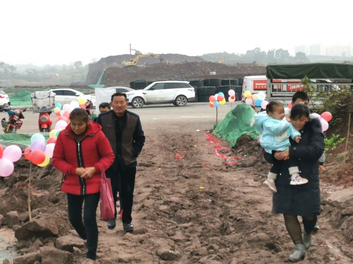 亲朋好友从四面八方赶来参加婚礼