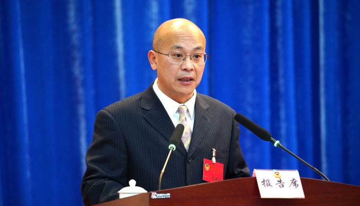 县政协副主席苟宏向大会报告县政协八届一次会议以来提案工作情况.JPG