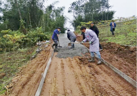 硬化道路施工现场