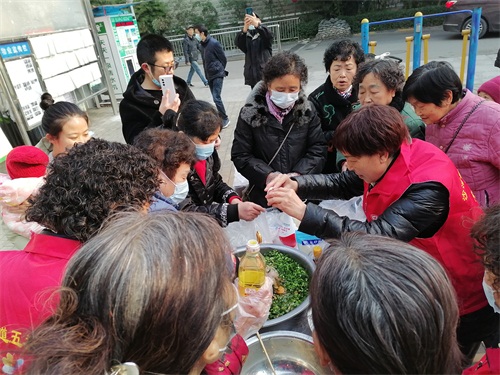 锦江区沙河街道五福桥社区开展迎冬至送温暖践初心党群志愿服务活动