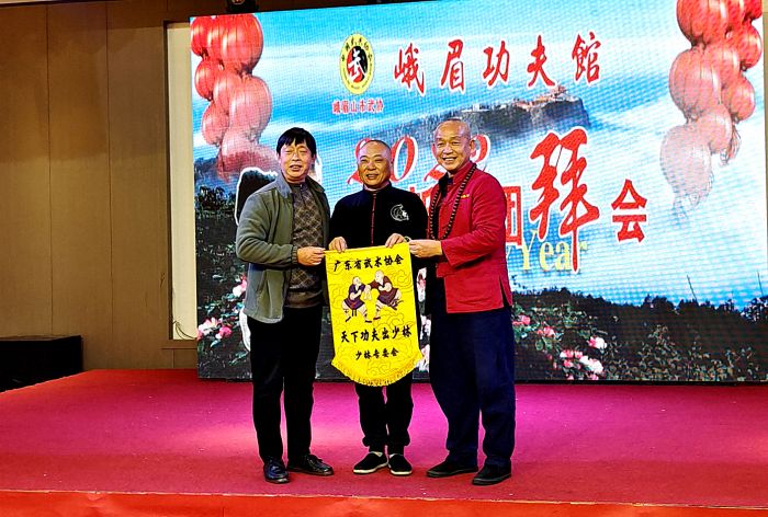 铁汉赠旗.jpg