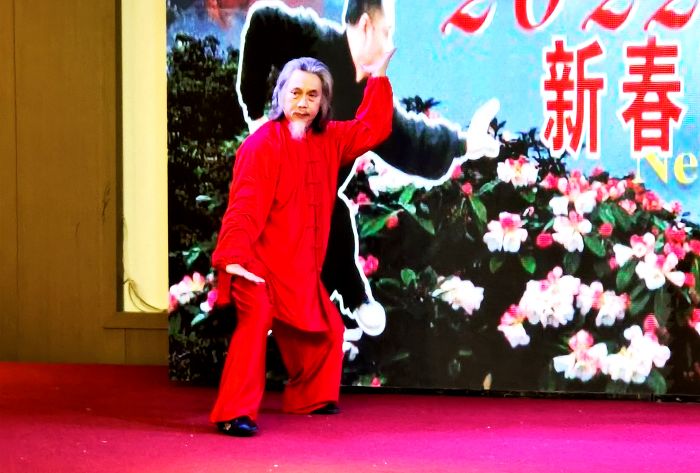 杨业洪老当益壮.jpg