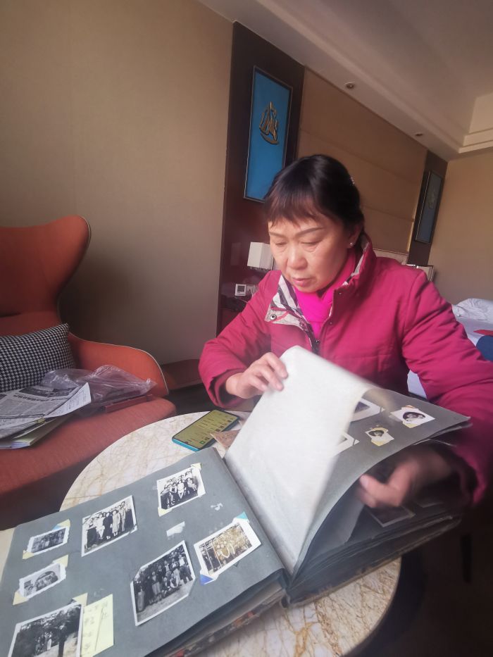 陈虹翻阅老相册讲述宜宾工业故事