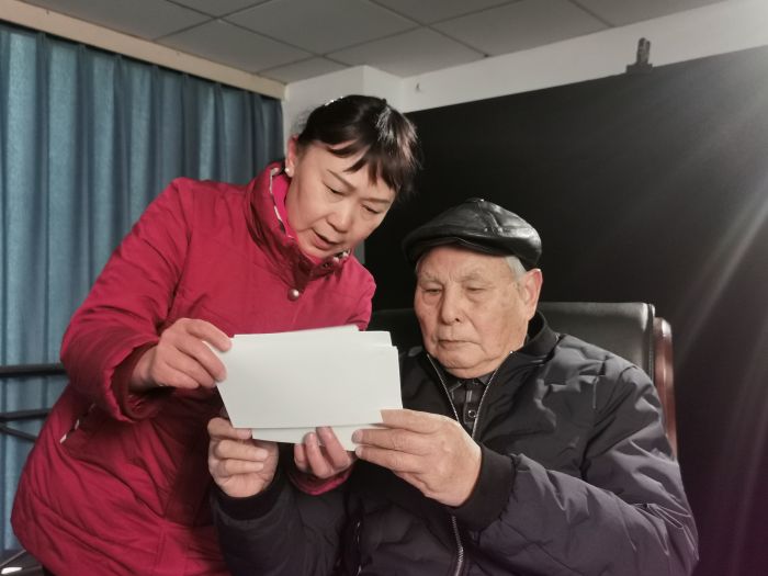 陈虹向高万茂了解照片背后的故事