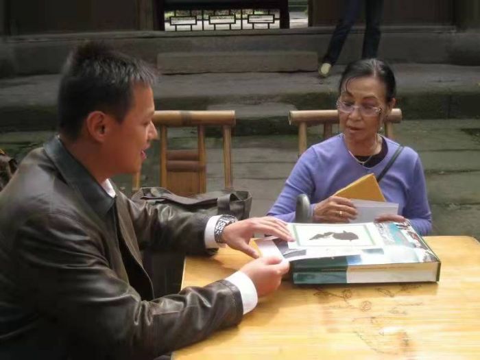 2009年10月，钱子宁长女到李庄博物馆赠送照片
