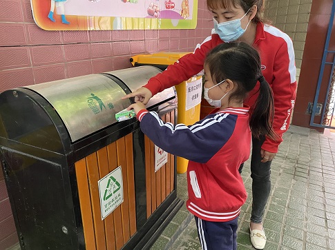 学校组织学生开展垃圾分类户外实践活动.jpg