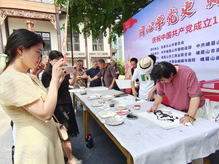 在庆祝中国共产党成立100周年书画展上现场作画.jpg