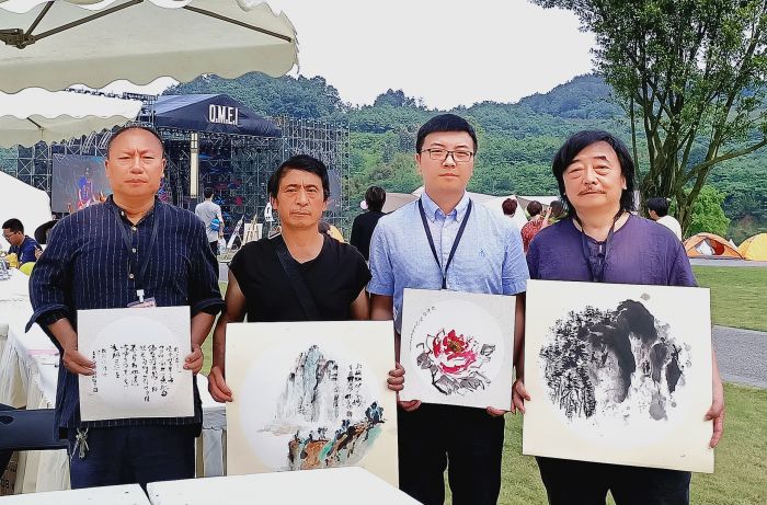 林栩与弟子们展示作品.jpg