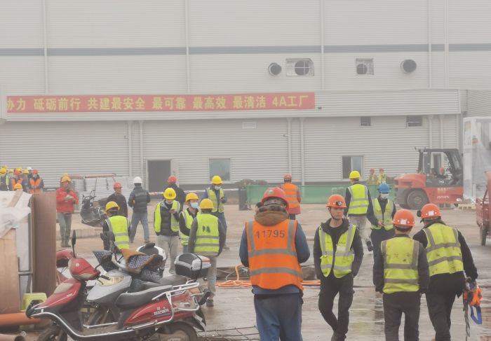 建设工人中午下班时刻