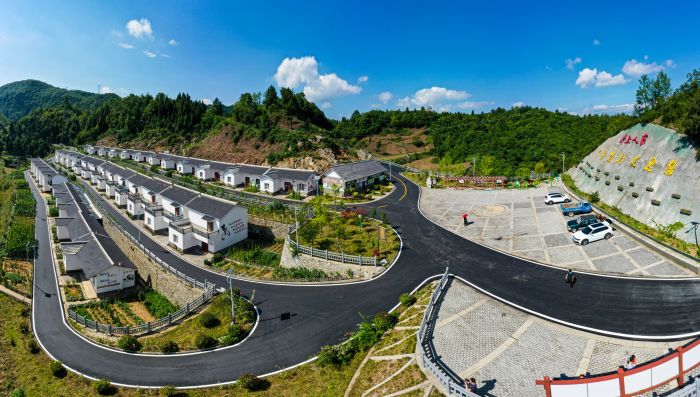 罗圈岩村易地扶贫搬迁安置点.jpg
