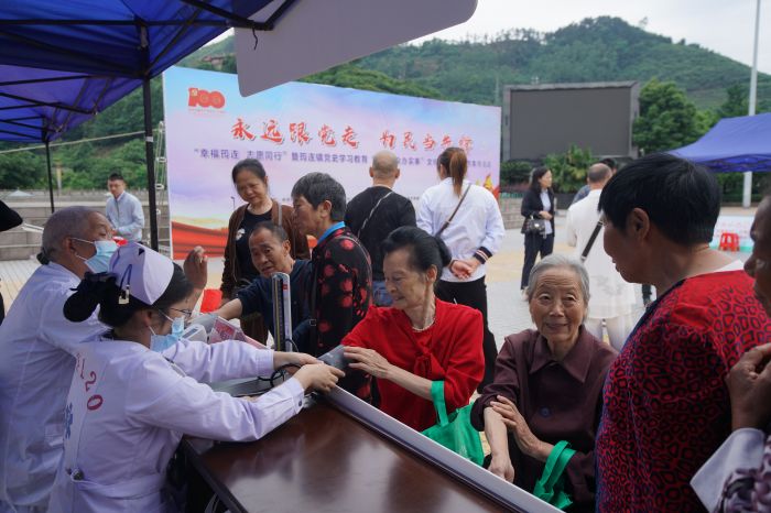 2（筠连县开展“永远跟党走 为民当先锋”活动  筠连县委宣传部供图）