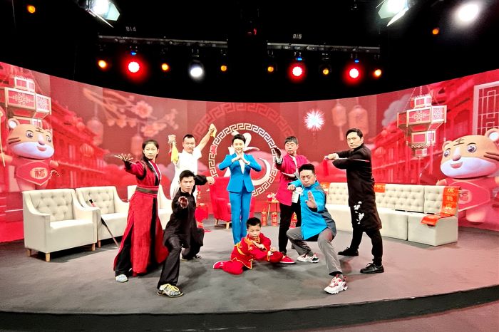 王超与弟子们展示峨眉功夫.jpg