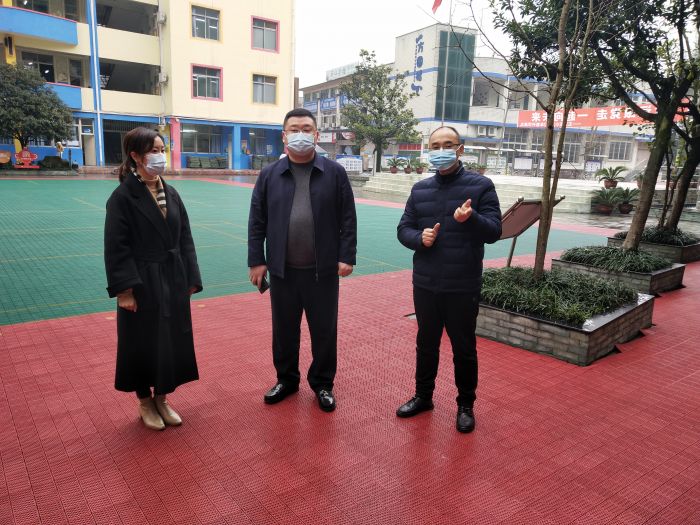 魏阳东（中）一行在五通桥区实验小学检查指导工作
