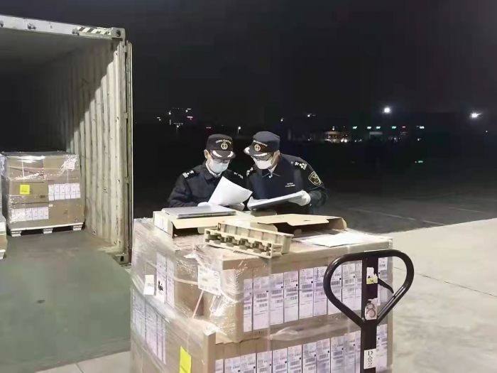 锦城海关关员深夜查验确保货物快速通关.jpg