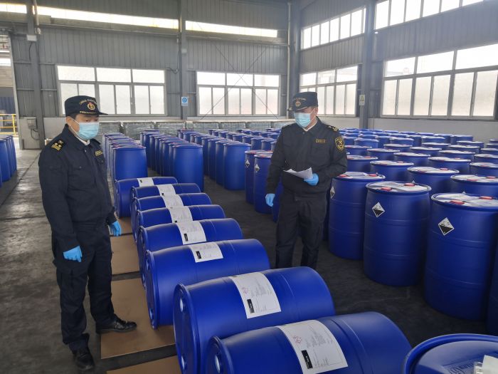广安海关关员对出口化工品实施检验监管.jpg