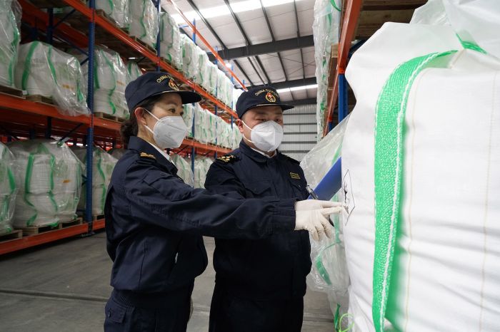 绵阳海关关员对出口危险货物包装实施使用鉴定.jpg