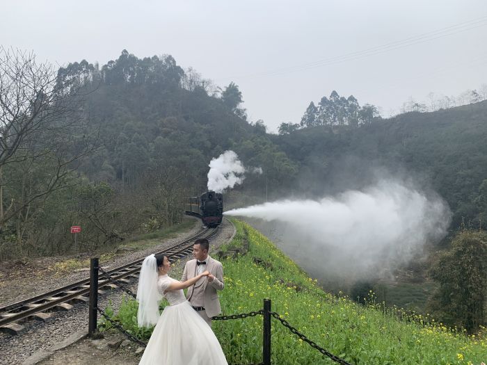 亮水沱看小火车喷“彩虹”