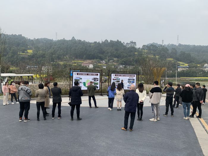 采风团正在听取犍为县文体旅游局相关负责人介绍