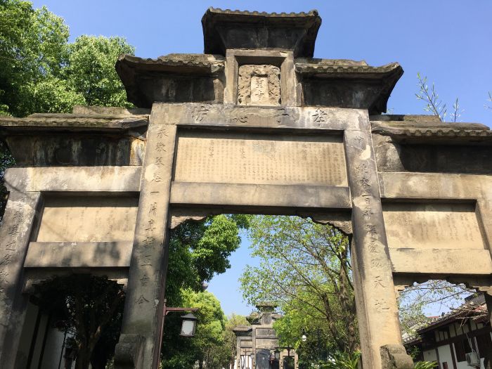 青石牌坊历经风雨屹立不倒.jpg