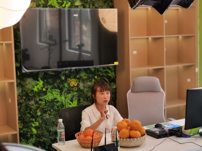 刘香正在直播。.jpg