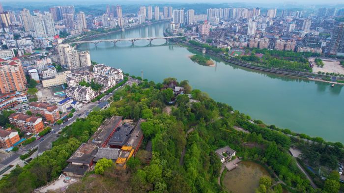 沱江穿内江城区而过.jpg