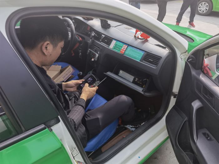 出租车正在安装4G通讯视频系统。.jpg