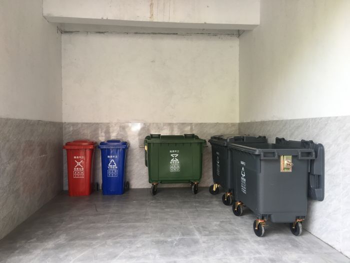 服务老旧小区的垃圾分类投放点.jpg
